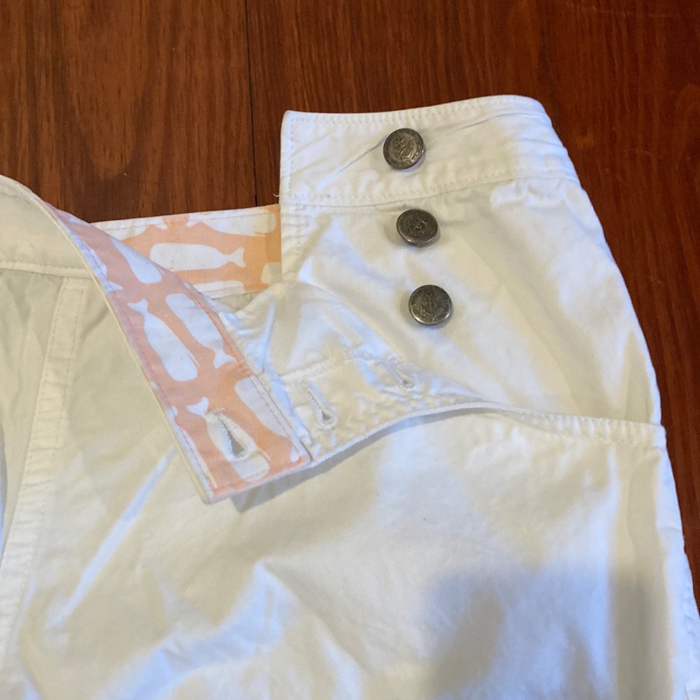 Women’s 100% cotton Vineyard Vine shorts with Sailor buttons on both sides.